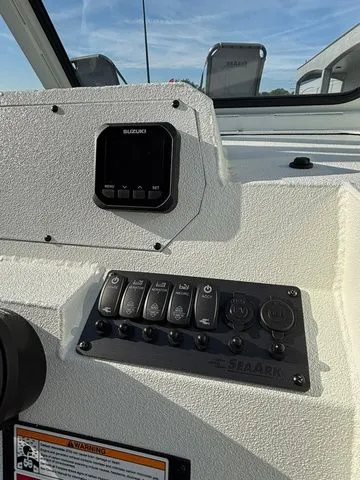 Slide: The Image of SeaArk Easy Cat / DF300APXSS 2026 - 23