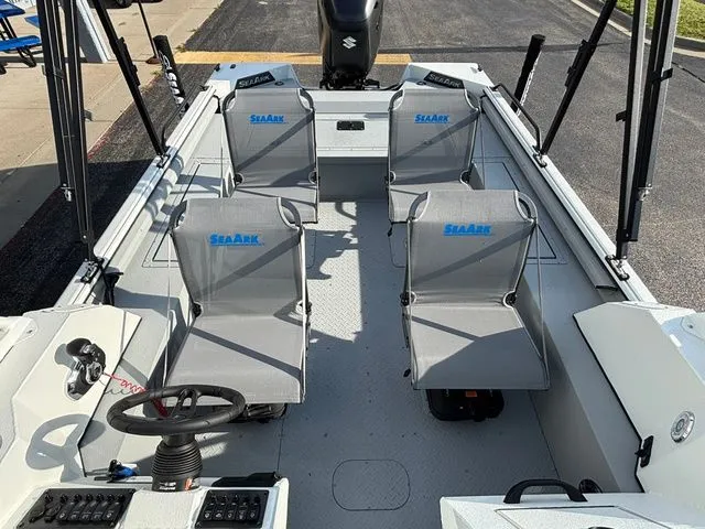 Slide: The Image of SeaArk Easy Cat / DF300APXSS 2026 - 24