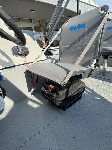 Slide: The Image of SeaArk Easy Cat / DF300APXSS 2026 - 25