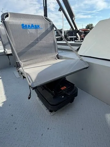 Slide: The Image of SeaArk Easy Cat / DF300APXSS 2026 - 26