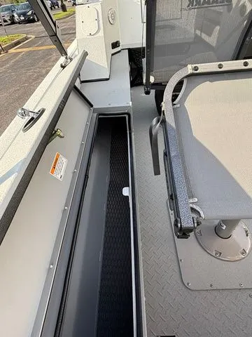 Slide: The Image of SeaArk Easy Cat / DF300APXSS 2026 - 33