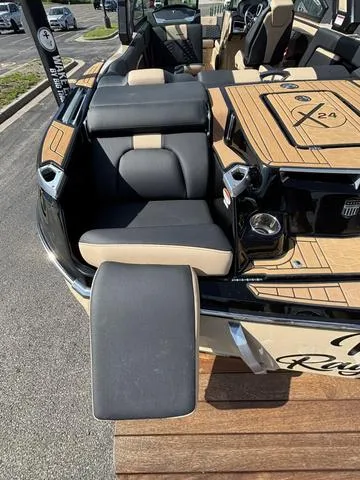 Slide: The Image of MasterCraft X24 / Ilmor 6.2L 2022 - 12