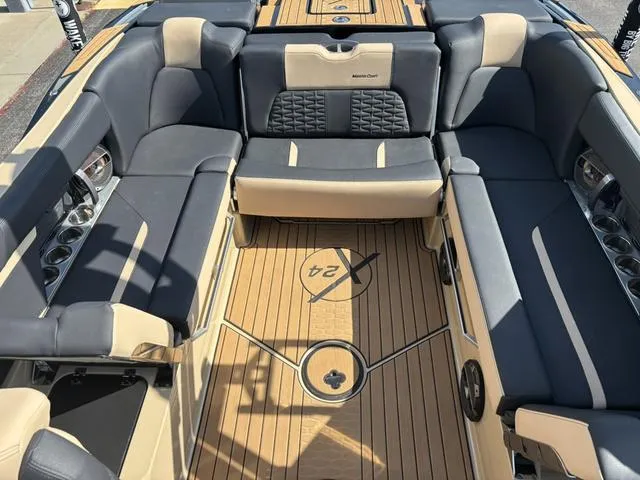 Slide: The Image of MasterCraft X24 / Ilmor 6.2L 2022 - 18