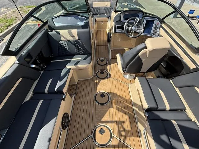 Slide: The Image of MasterCraft X24 / Ilmor 6.2L 2022 - 24