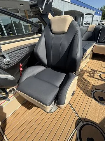 Slide: The Image of MasterCraft X24 / Ilmor 6.2L 2022 - 25