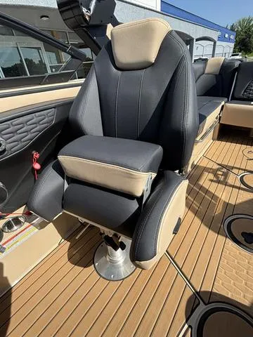 Slide: The Image of MasterCraft X24 / Ilmor 6.2L 2022 - 26