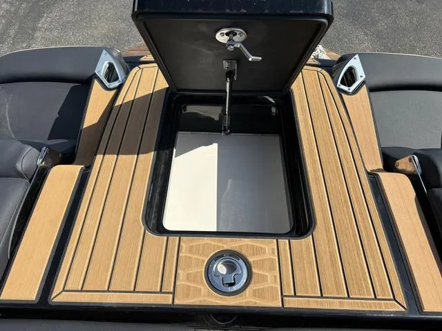 Slide: The Image of MasterCraft X24 / Ilmor 6.2L 2022 - 27