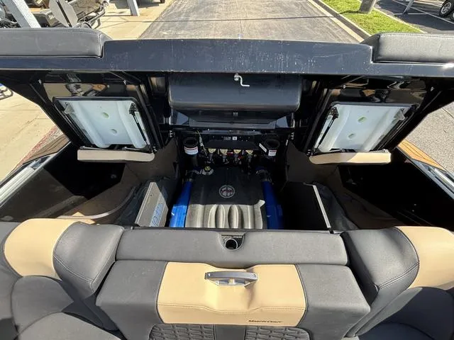 Slide: The Image of MasterCraft X24 / Ilmor 6.2L 2022 - 28