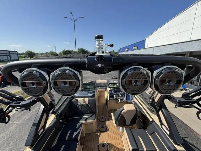 Slide: The Image of MasterCraft X24 / Ilmor 6.2L 2022 - 30