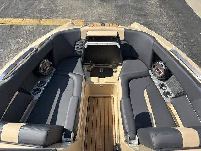 Slide: The Image of MasterCraft X24 / Ilmor 6.2L 2022 - 35