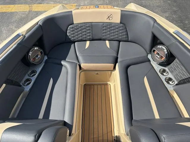 Slide: The Image of MasterCraft X24 / Ilmor 6.2L 2022 - 36