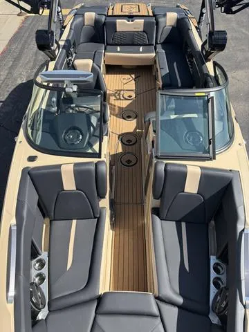 Slide: The Image of MasterCraft X24 / Ilmor 6.2L 2022 - 37