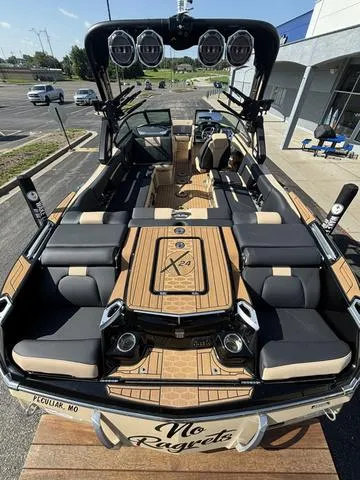 Slide: The Image of MasterCraft X24 / Ilmor 6.2L 2022 - 9