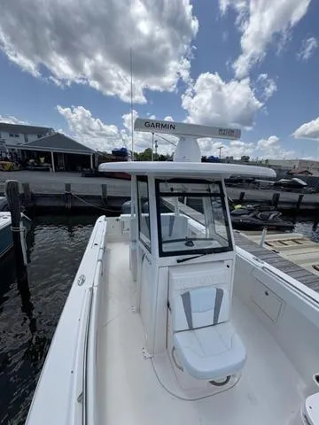 Slide: The Image of Robalo R272 Center Console 2020 - 14