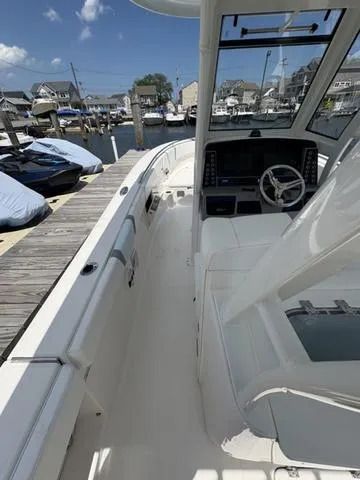 Slide: The Image of Robalo R272 Center Console 2020 - 17