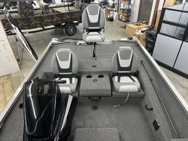 Slide: The Image of Lowe Stinger 5 Series 195 Bass 2025 - 4