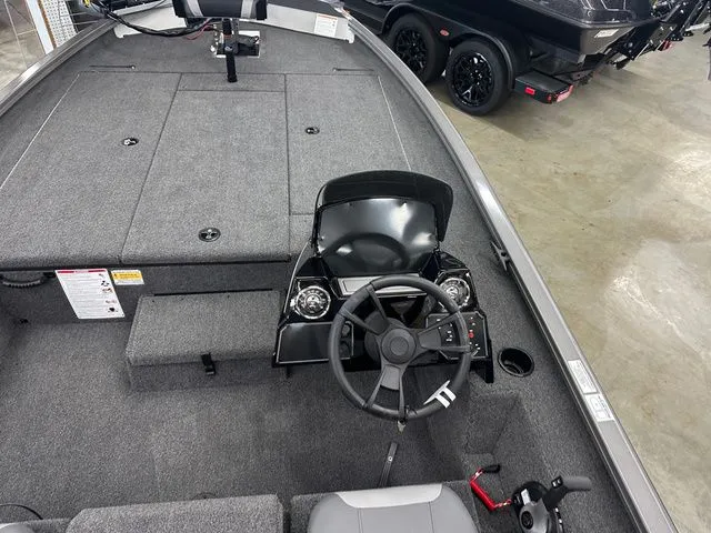 Slide: The Image of Lowe Stinger 5 Series 195 Bass 2025 - 5