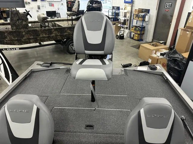 Slide: The Image of Lowe Stinger 5 Series 195 Bass 2025 - 6