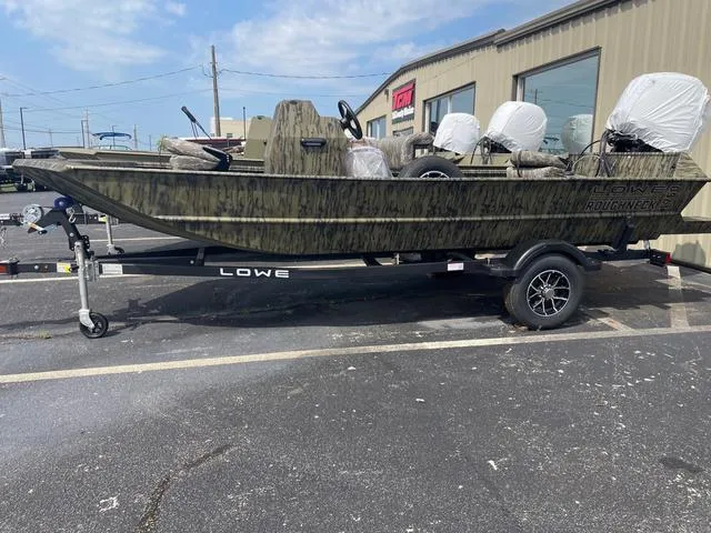 Slide: The Image of Lowe Roughneck Center Console RX1760 Pathfinder Heavy D 2025 - 1