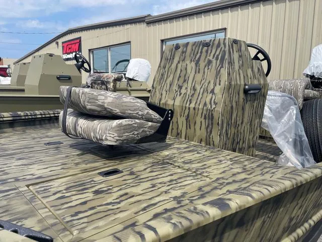 Slide: The Image of Lowe Roughneck Center Console RX1760 Pathfinder Heavy D 2025 - 2