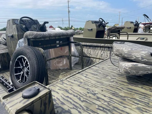 Slide: The Image of Lowe Roughneck Center Console RX1760 Pathfinder Heavy D 2025 - 3