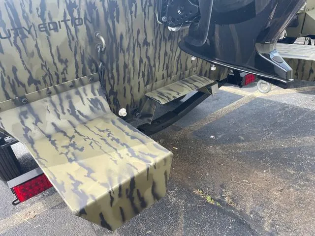 Slide: The Image of Lowe Roughneck Center Console RX1760 Pathfinder Heavy D 2025 - 4