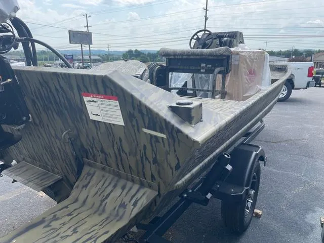 Slide: The Image of Lowe Roughneck Center Console RX1760 Pathfinder Heavy D 2025 - 5