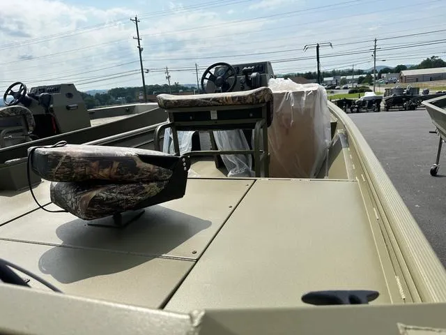 Slide: The Image of Lowe Roughneck Center Console RX1760 Pathfinder 2025 - 3