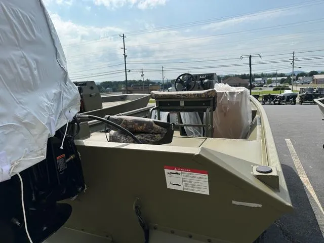 Slide: The Image of Lowe Roughneck Center Console RX1760 Pathfinder 2025 - 4