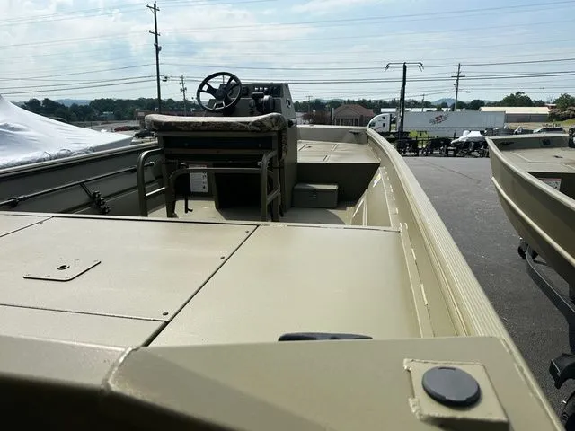 Slide: The Image of Lowe Roughneck Center Console RX1870 Pathfinder Heavy D 2025 - 11