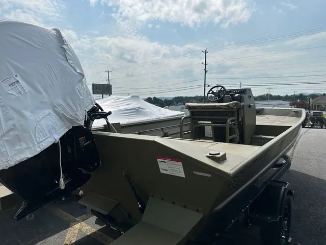 Slide: The Image of Lowe Roughneck Center Console RX1870 Pathfinder Heavy D 2025 - 12