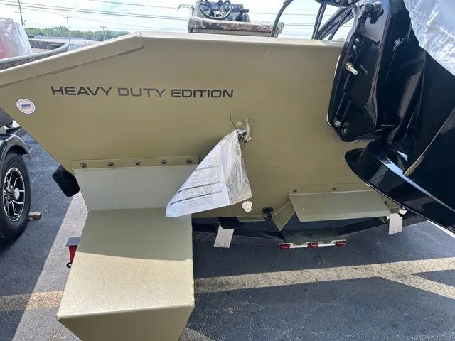 Slide: The Image of Lowe Roughneck Center Console RX1870 Pathfinder Heavy D 2025 - 13