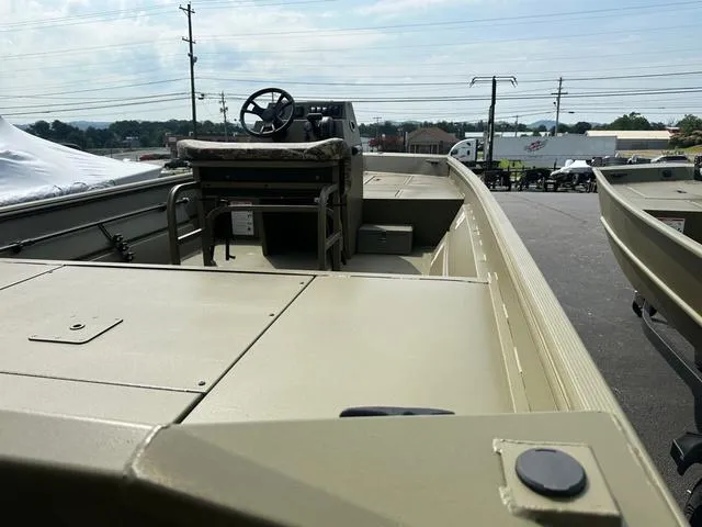 Slide: The Image of Lowe Roughneck Center Console RX1870 Pathfinder Heavy D 2025 - 4