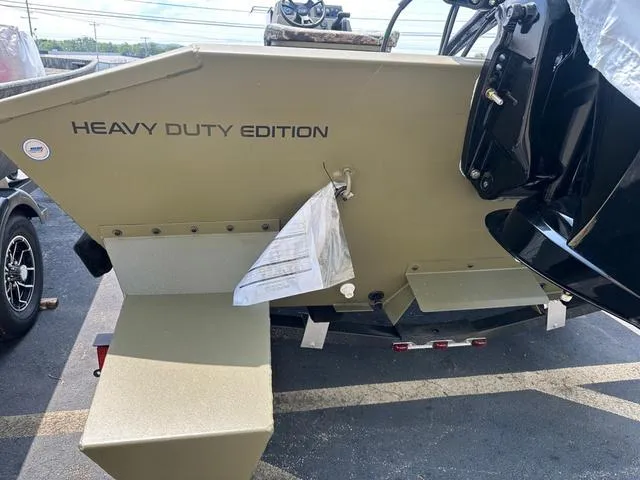 Slide: The Image of Lowe Roughneck Center Console RX1870 Pathfinder Heavy D 2025 - 6