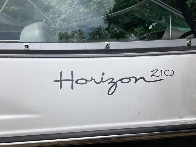 Slide: The Image of Four Winns 210 Horizon 2001 - 3