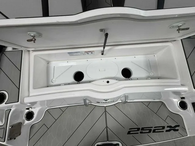 Slide: The Image of Yamaha 252XE 2025 - 17