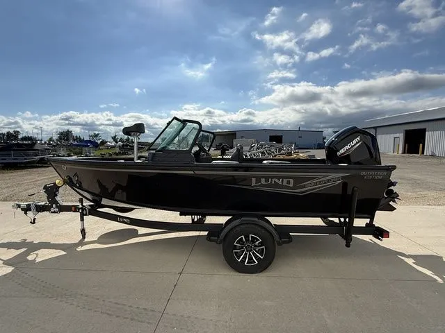 Slide: The Image of Lund 1800 Explorer Sport 2026 - 3