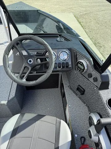 Slide: The Image of Lund 1800 Explorer Sport 2026 - 7