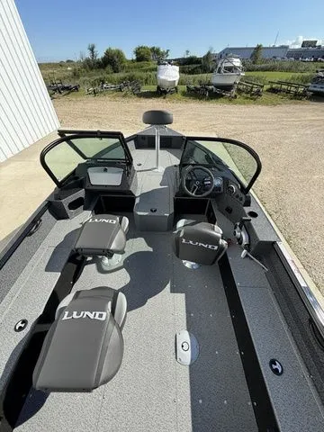 Slide: The Image of Lund 1800 Explorer Sport 2026 - 9