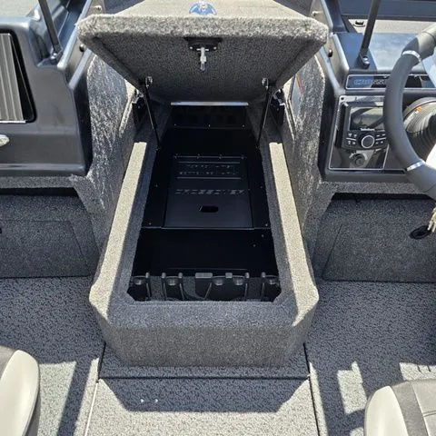 Slide: The Image of Lund 1775 Crossover XS 2026 - 9