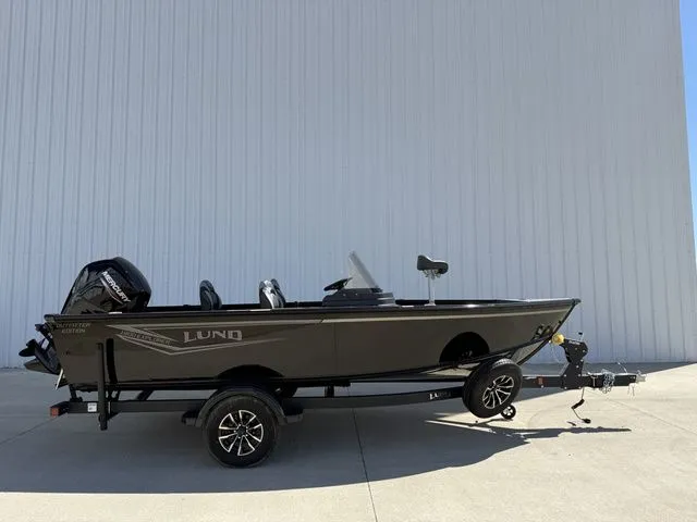 Slide: The Image of Lund 1800 EXPLORER SIDE CONSOLE 2026 - 1