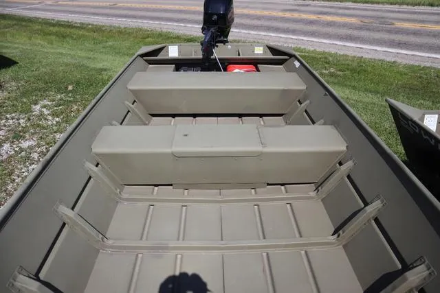 Slide: The Image of Lowe 1852 MT Jon Package 2024 - 7