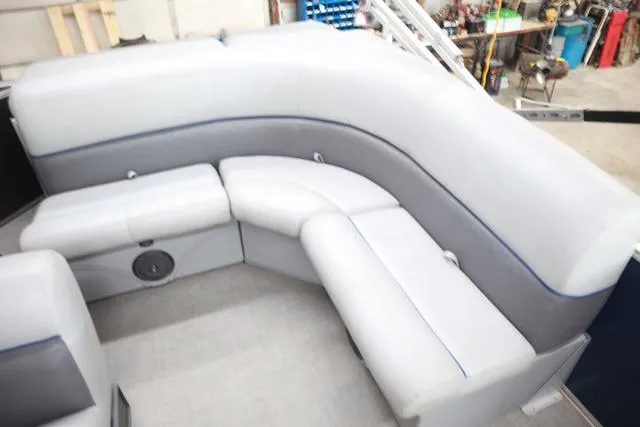 Slide: The Image of Bentley Pontoons 240 CRUISE 2019 - 5