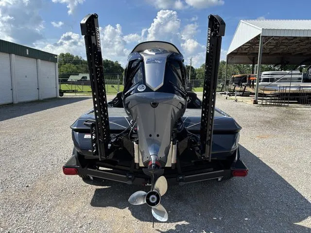 Slide: The Image of Skeeter FXR 21 APEX 2023 - 3