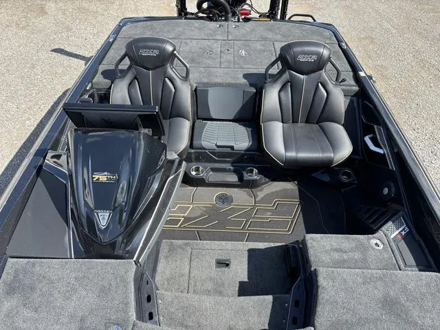 Slide: The Image of Skeeter FXR 21 APEX 2023 - 9