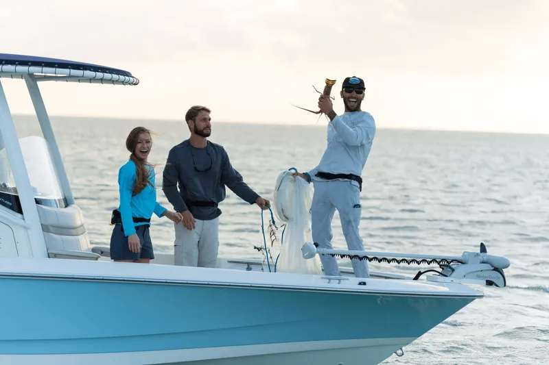 Slide: The Image of Boston Whaler 220 Dauntless 2026 - 15