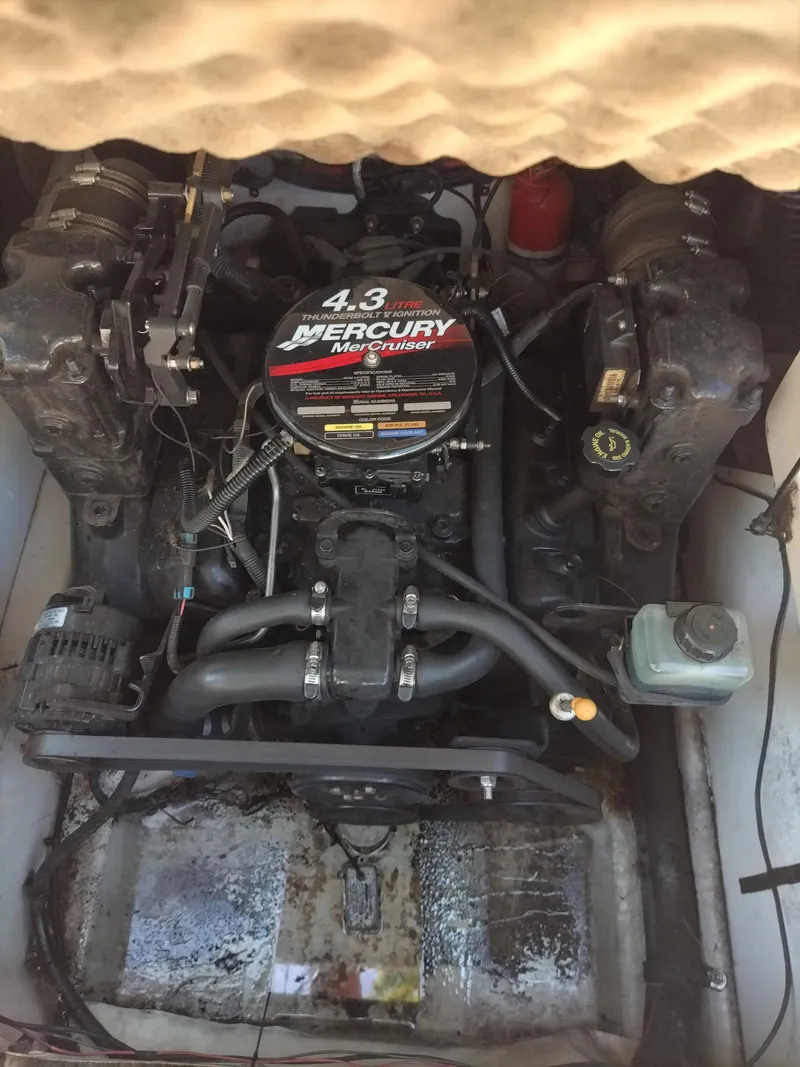 Slide: The Image of Engine of a 2001 Sea Ray 190 Bow Rider with Mercury MerCruiser 4.3L. - 9