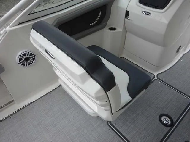 Slide: The Image of Robalo R247 2022 - 10