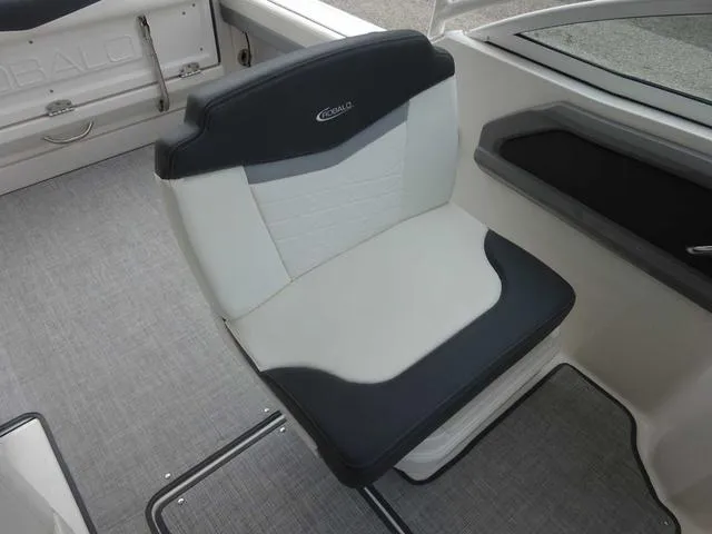 Slide: The Image of Robalo R247 2022 - 11