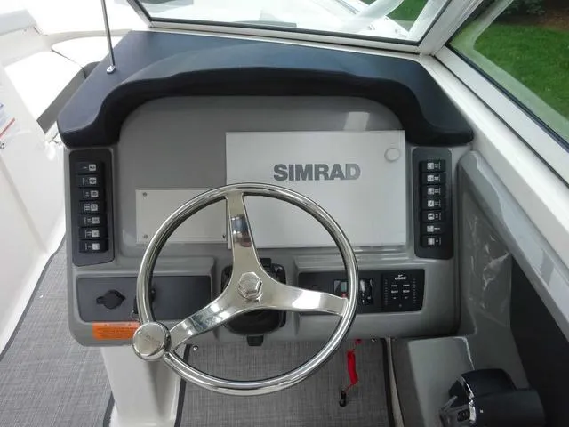 Slide: The Image of Robalo R247 2022 - 12